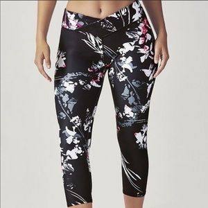 Fabletics Black/Pink/White) Capri Leggings